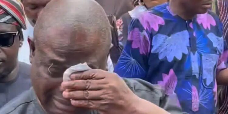 Yinka Quadri Breaks Down In Tears As Ogogo Is Buried In Ilaro (Video)
