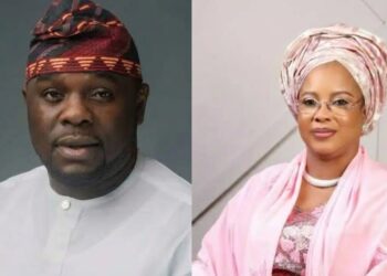 Drama At Seyi Tinubu’s Colloquium As Lagos Rep, Kafilat Ogbara Refuses To Shake Dele Oshinowo (Video)